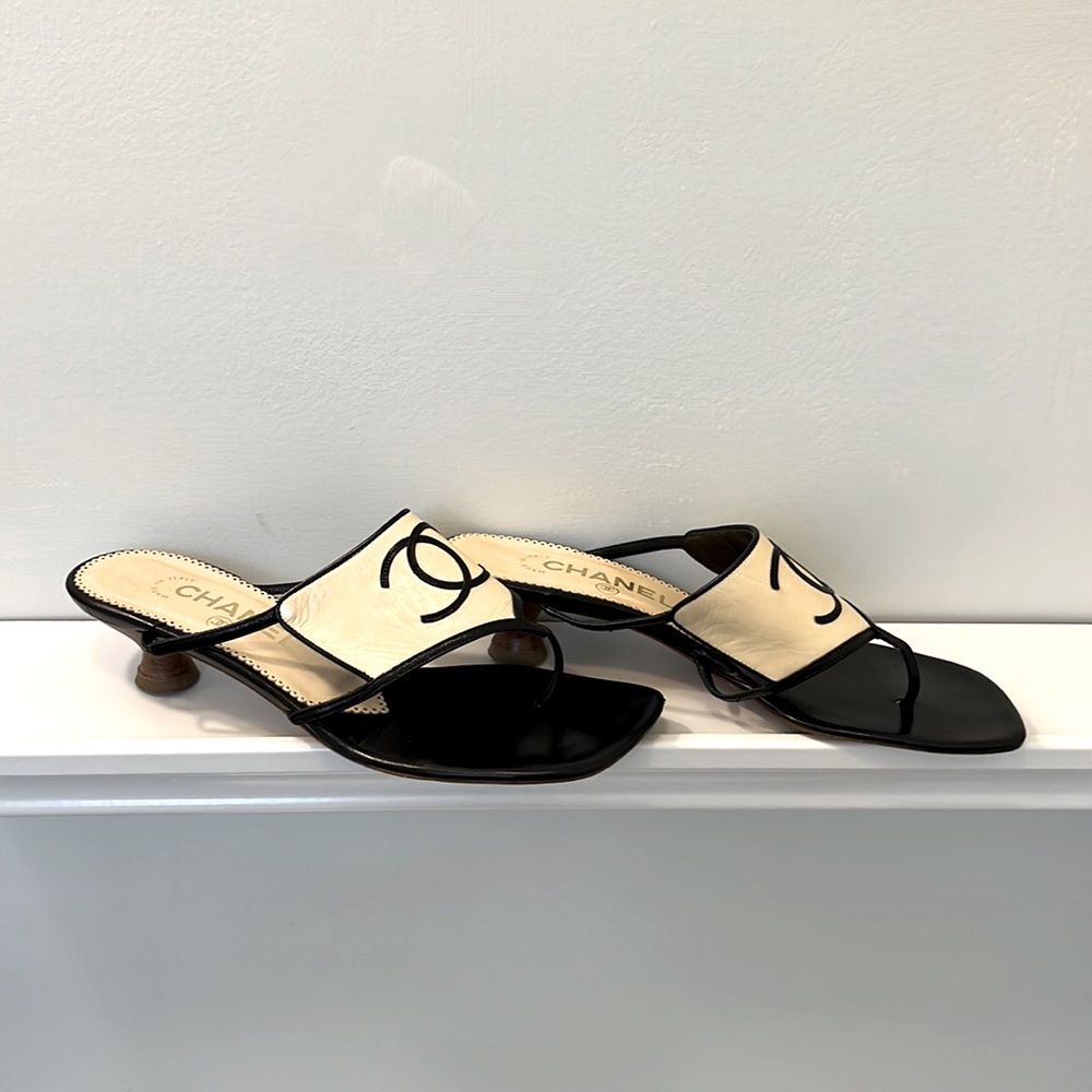 Vintage Chanel cream and black Leather Thong Sandals with kitten heel EU size 36